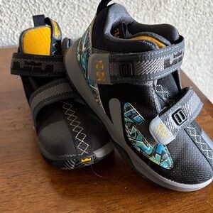 Nike Kids Black and Yellow Velcro Sneakers with Teal Graphic